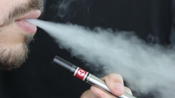 Se interzice vânzarea țigărilor electronice către minori