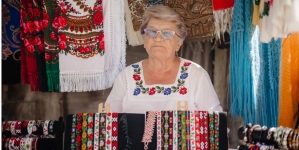 Meșterul popular Ana Păpăruză: „Știu lucra de când am fost mică, am învățat de la mama. E o deosebită plăcere să lucrez cu mărgelele”