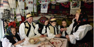 Sunteți invitați la vernisajul expoziției de artă fotografică „Tradiţia Mărțișorului în Maramureș”