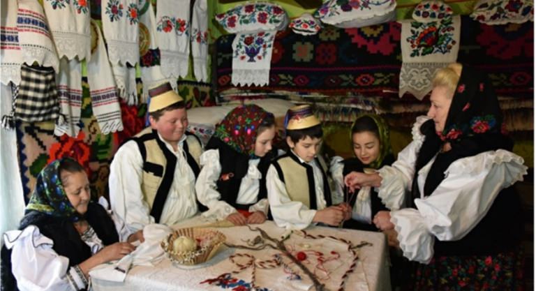 Sunteți invitați la vernisajul expoziției de artă fotografică „Tradiţia Mărțișorului în Maramureș”