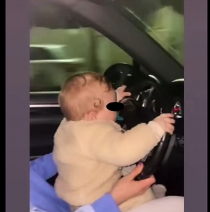 Inconștiență la volan. O tânără mămică, filmată conducând cu bebelușul în brațe