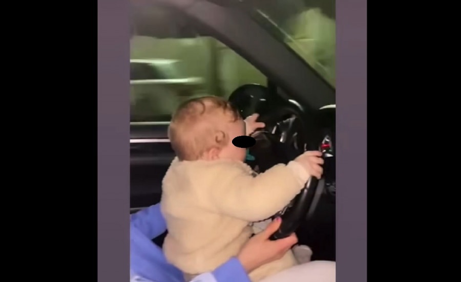 Inconștiență la volan. O tânără mămică, filmată conducând cu bebelușul în brațe