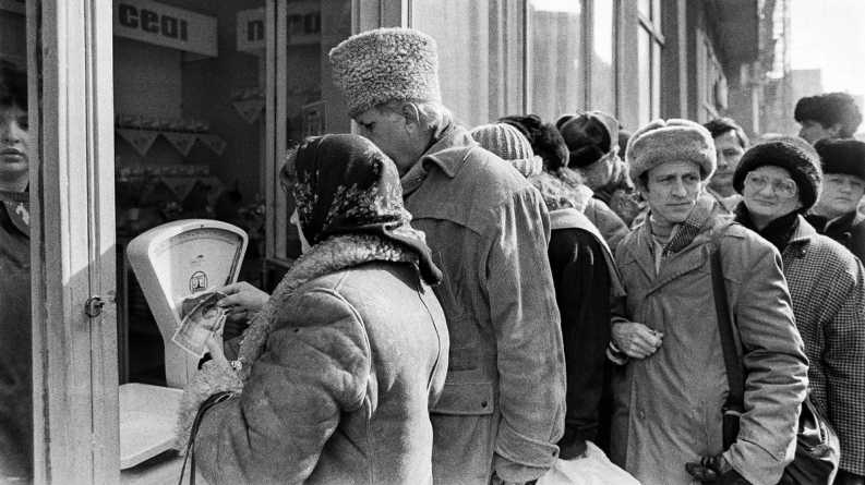 Amintirea cozilor pentru alimente din perioada comunistă