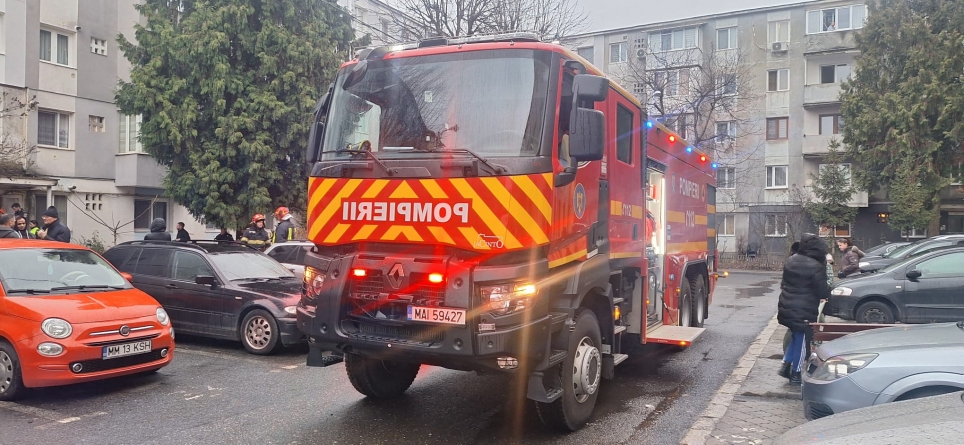 Două persoane, decedate într-un apartament ce a luat foc