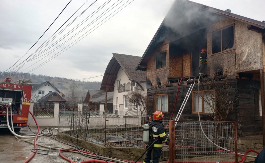 Incendiu la o casă din Sighetu Marmației. Pompierii au intervenit pentru lichidarea focului
