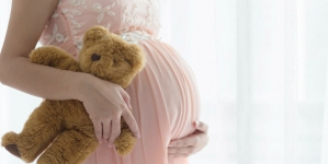 Proiect de lege privind mamele minore. De la 16 ani vor putea decide în legătură cu copilul lor