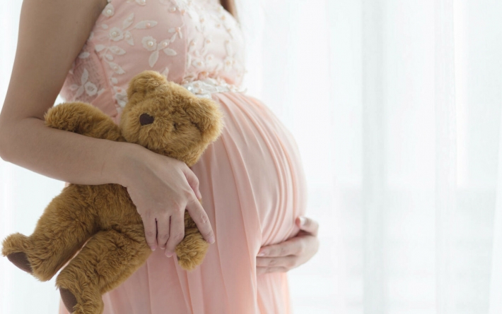 Proiect de lege privind mamele minore. De la 16 ani vor putea decide în legătură cu copilul lor