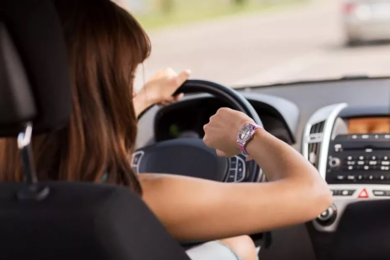 Șoferii care staționează cu motorul pornit vor fi amendați
