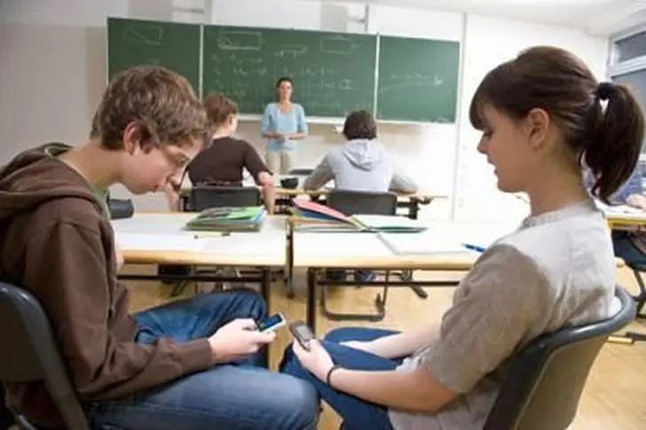 Telefoanele mobile, interzise la orele de curs. Profesorii le pot confisca și le restituie la finalul orei