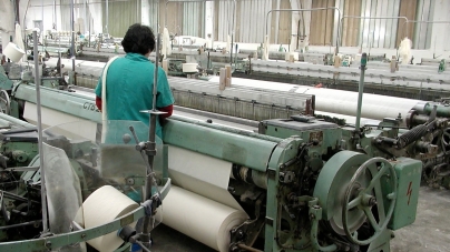 Cum era viața în comunism. Foști angajați de la Maratex vorbesc despre munca în fabrica de țesături