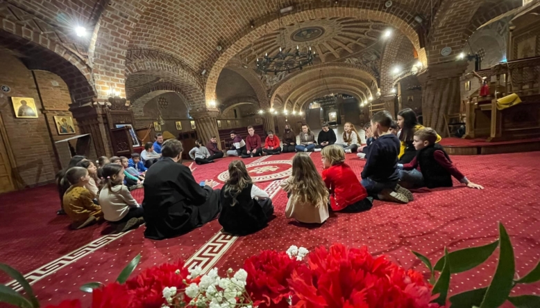 „Nașterea Domnului pe înțelesul copiilor”: Program catehetic la Catedrala Episcopală „Sfânta Treime” din Baia Mare