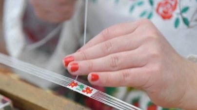 În Târgu Lăpuș se organizează ateliere de cusut și confecționat podoabe populare din mărgele