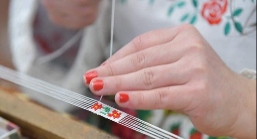 În Târgu Lăpuș se organizează ateliere de cusut și confecționat podoabe populare din mărgele