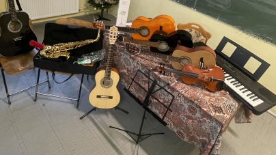 „Totul are un început”: Un centru muzical se va deschide la Ocna Șugatag cu ajutorul Asociației „Cetatea Fisculașului”