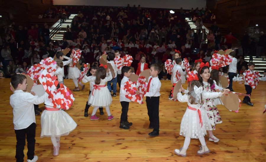 În Vișeu de Sus s-a desfășurat „Flori cu șnur de mărțișor” – spectacol artistic, expoziție de mărțișoare, felicitări, desene și colaje