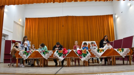 Copilașii din Târgu Lăpuș au participat la primul atelier de cusut și confecționat podoabe populare din mărgele