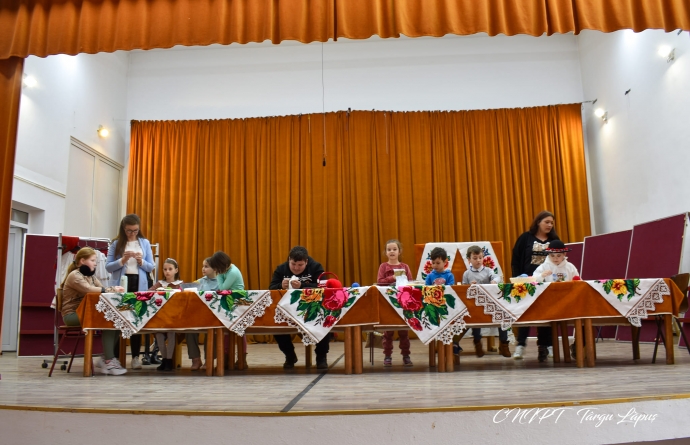 Copilașii din Târgu Lăpuș au participat la primul atelier de cusut și confecționat podoabe populare din mărgele