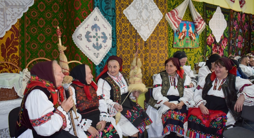 Ca pe vremea bunicilor: A fost șezătoare și joc de lăsatu’ secului la Prislop