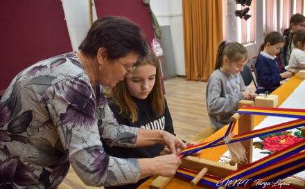 Atelierele „Șezătoare în Postu’ Mare” continuă la Târgu Lăpuș; Meșterul popular Ioana Cosma i-a învățat pe cei mici cum se țese un brâu tradițional