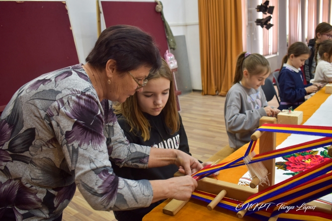 Atelierele „Șezătoare în Postu’ Mare” continuă la Târgu Lăpuș; Meșterul popular Ioana Cosma i-a învățat pe cei mici cum se țese un brâu tradițional