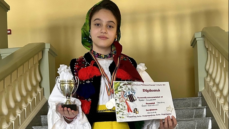 Maramureșeanca Georgiana Roman a obținut trofeul „Vocea Festivalului” în cadrul Festivalul Național „Mărțișoare Muzicale” de la Ștei