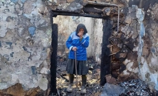 Să o ajutăm! O bătrânică din Strâmtura a rămas pe drumuri după ce un incendiu i-a distrus agoniseala de-o viață