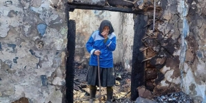 Să o ajutăm! Mătușa Irina din Strâmtura a rămas pe drumuri după ce un incendiu i-a distrus agoniseala de-o viață