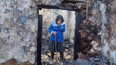 Să o ajutăm! Mătușa Irina din Strâmtura a rămas pe drumuri după ce un incendiu i-a distrus agoniseala de-o viață