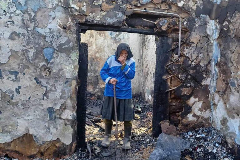 Să o ajutăm! Mătușa Irina din Strâmtura a rămas pe drumuri după ce un incendiu i-a distrus agoniseala de-o viață