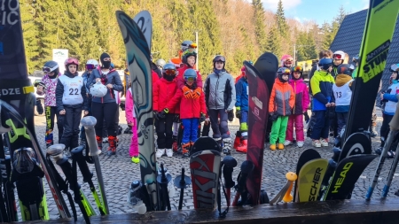 La Cavnic se desfășoară Concursul național de schi și snowboard pentru copii “Trofeul Gerar 2024”