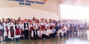 Șezători puse în scenă de elevi în cadrul Simpozionului „Turism Cultural, Obiceiuri și Tradiții”, desfășurat la Colegiul Economic „Nicolae Titulescu” din Baia Mare