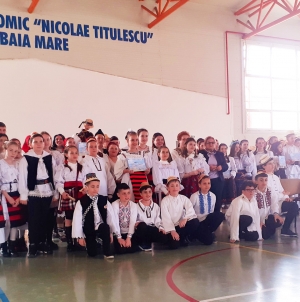 Șezători puse în scenă de elevi în cadrul Simpozionului „Turism Cultural, Obiceiuri și Tradiții”, desfășurat la Colegiul Economic „Nicolae Titulescu” din Baia Mare