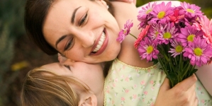 Femeia – parfum, candoare și delicatețe