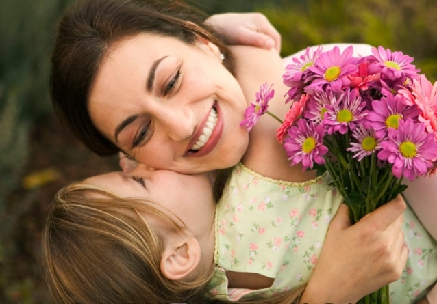 Femeia – parfum, candoare și delicatețe