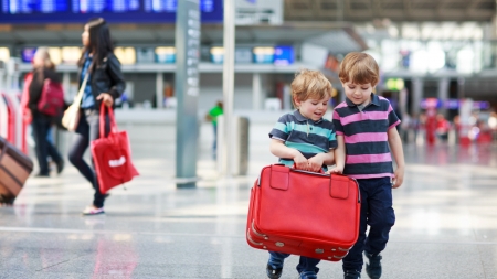 Noi reguli pentru părinții care vor ieși din țară  însoțiți de copii