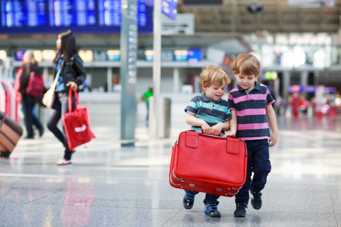Noi reguli pentru părinții care vor ieși din țară  însoțiți de copii