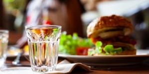 Restaurantele vor fi obligate să ofere gratis apă de la robinet