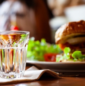 Restaurantele vor fi obligate să ofere gratis apă de la robinet
