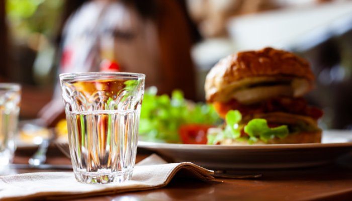 Restaurantele vor fi obligate să ofere gratis apă de la robinet