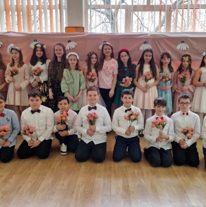 Copiii au sărbătorit-o de 8 Martie, și pe Mama de la școală