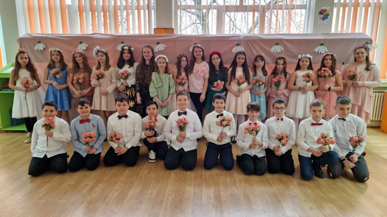 Copiii au sărbătorit-o de 8 Martie, și pe Mama de la școală