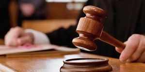 Grefier trimis în judecată după ce a furat peste 300 de dosare penale