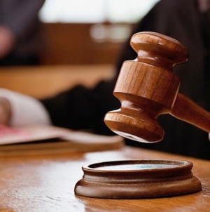 Grefier trimis în judecată după ce a furat peste 300 de dosare penale