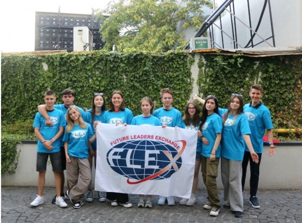 Un an de studiu gratuit în SUA, pentru liceenii români