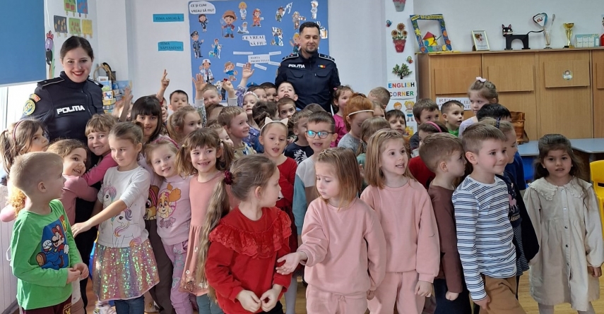 Polițiști ”interogați” de preșcolari, în Baia Mare