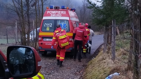 Intervenție a salvatorilor montani: bătrân cu probleme medicale, transportat dintr-o zonă greu accesibilă