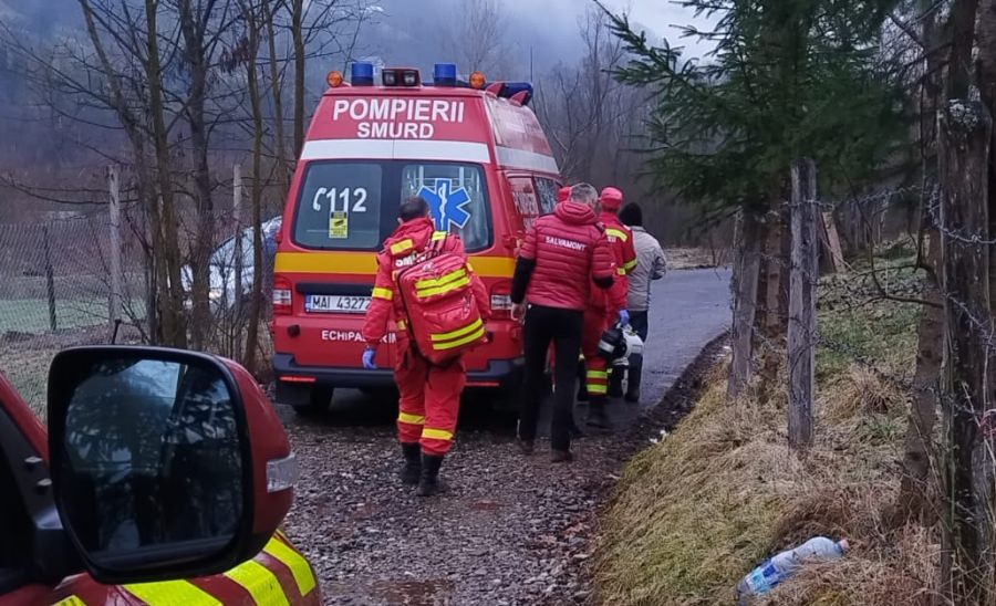 Intervenție a salvatorilor montani: bătrân cu probleme medicale, transportat dintr-o zonă greu accesibilă