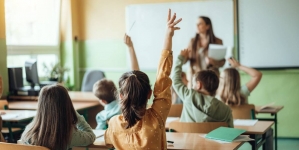 Se schimbă criteriile de acordare a burselor pentru elevi