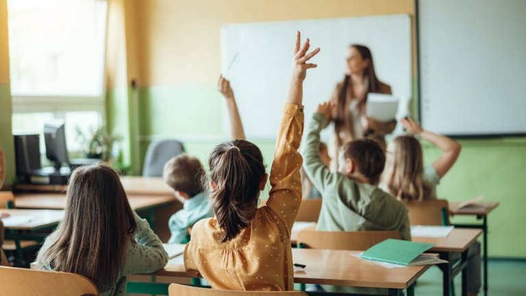 Se schimbă criteriile de acordare a burselor pentru elevi