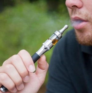 Țigările electronice, interzise în spațiile închise, dar permise în restaurante